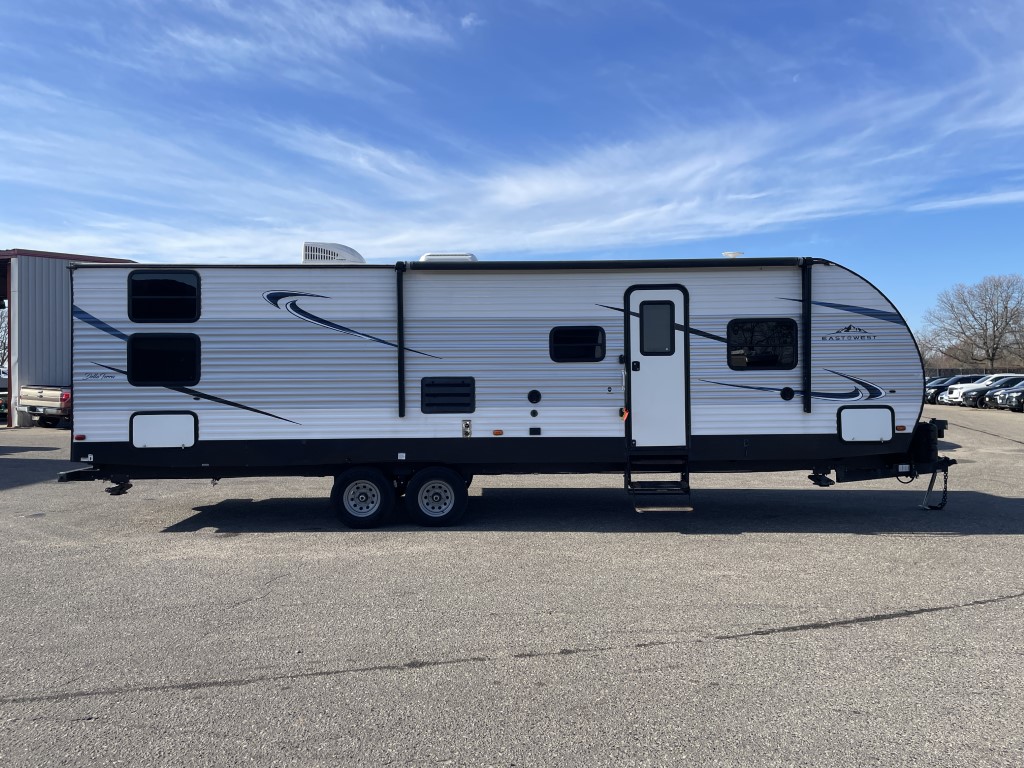 152330&nbsp;2020&nbsp;East to West Della Terra 28KBS