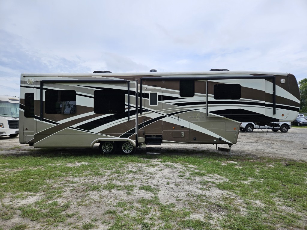 158785&nbsp;2017&nbsp;DRV Mobile Suites 38RSSA